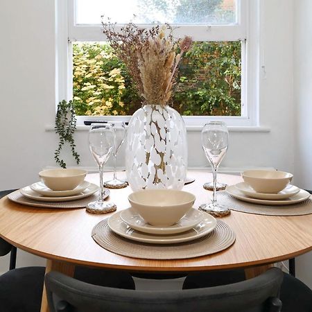 W London Apt For 4. Open Plan Kitchen/Living Room المظهر الخارجي الصورة